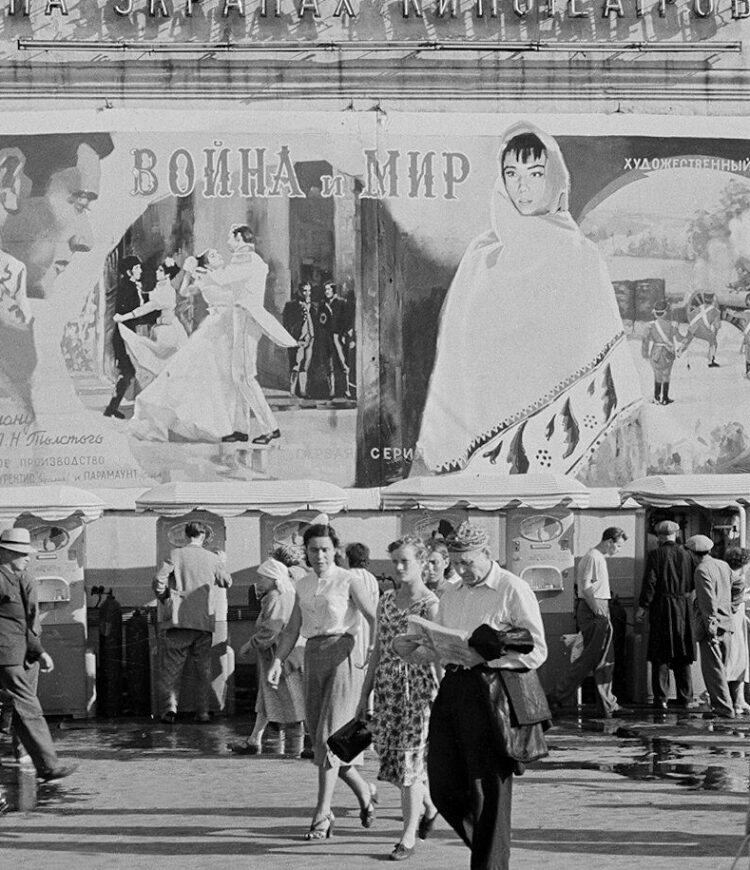 Poster for the film "War and Peace" on the Khudozhestvenny Cinema building. Photo by L. Bergoltsev. July 1966. Moscow Main Archives Department